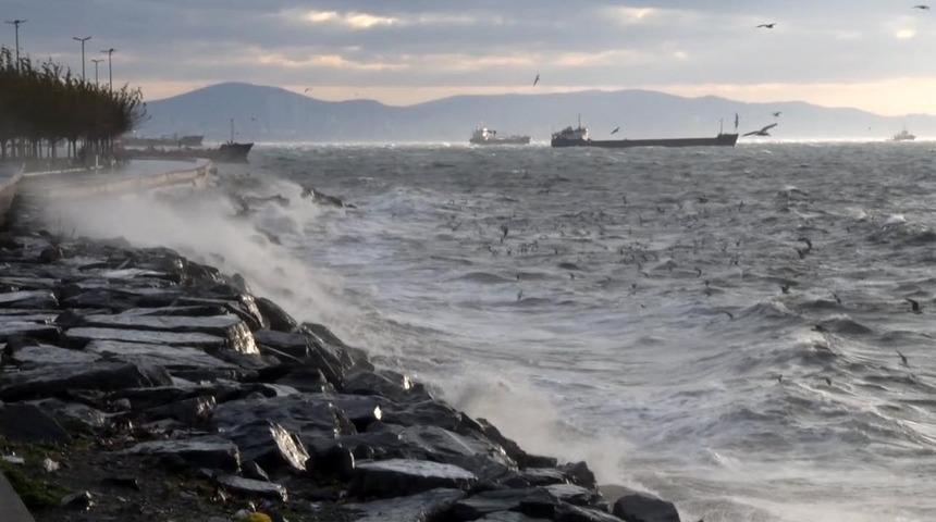 İstanbul&rsquo;da fırtına etkili oluyor: Dalgalar sahili d&ouml;vd&uuml;