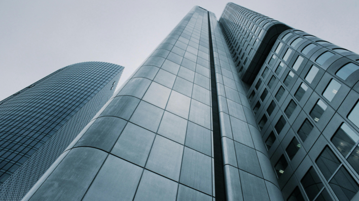 Limited Şirket ortağısın ve şirket battı. Piyasa bor&ccedil;ları (&ccedil;ek, senet vb.) i&ccedil;in alacaklılar senin şahsi evine ve arabana haciz getirebilir mi?