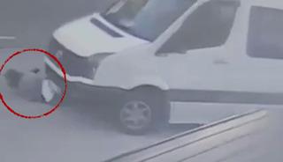 Servis minib&uuml;s&uuml;yle kadını altına alıp s&uuml;r&uuml;kledi! Durmadan yoluna devam etti