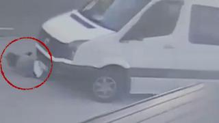 Servis minibüsüyle kadını altına alıp sürükledi! Durmadan yoluna devam etti