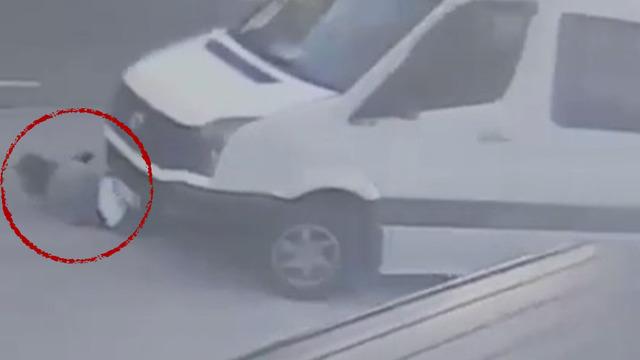 Servis minibüsüyle kadını altına alıp sürükledi! Durmadan yoluna devam etti