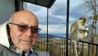 Hayvanat bah&ccedil;esinden ka&ccedil;an maymuna balkonunda muz verdi