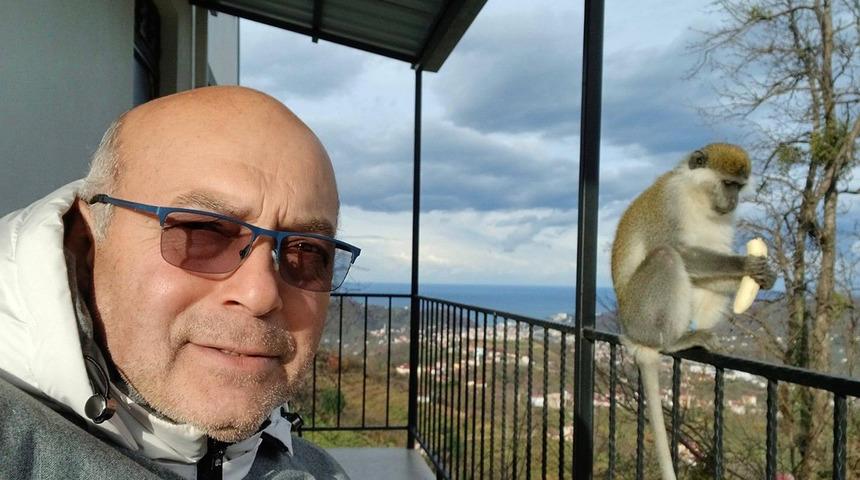 Hayvanat bah&ccedil;esinden ka&ccedil;an maymuna balkonunda muz verdi