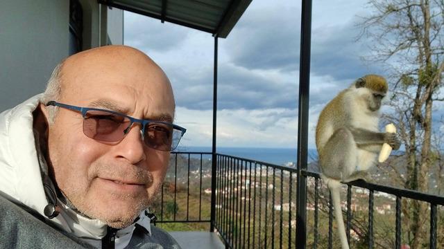 Hayvanat bahçesinden kaçan maymuna balkonunda muz verdi