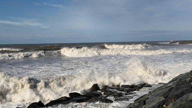 Dev dalgaları g&ouml;r&uuml;nt&uuml;lemek isterken az kalsın dalgalara kapılıyordu 2