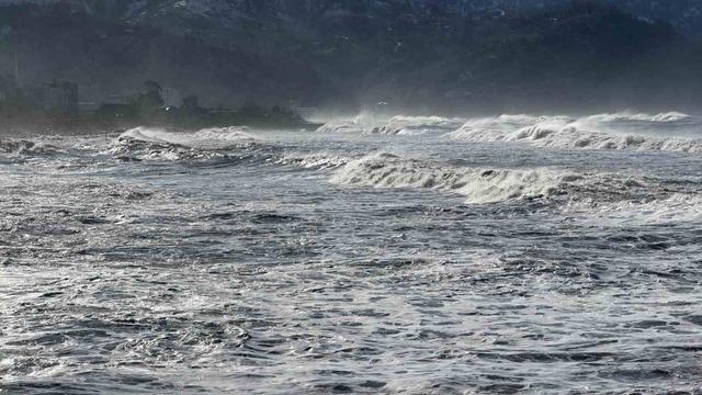 Dev dalgaları g&ouml;r&uuml;nt&uuml;lemek isterken az kalsın dalgalara kapılıyordu 1