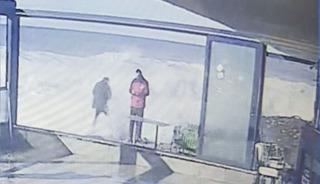 Dev dalgaları g&ouml;r&uuml;nt&uuml;lemek isterken az kalsın dalgalara kapılıyordu