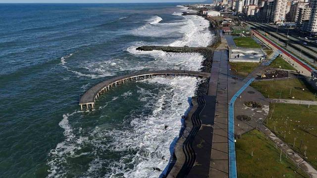 Karadeniz&rsquo;de dalgalar havadan g&ouml;r&uuml;nt&uuml;lendi 3