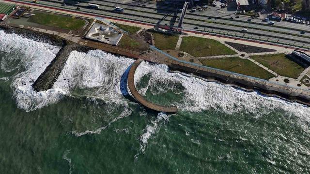 Karadeniz&rsquo;de dalgalar havadan g&ouml;r&uuml;nt&uuml;lendi 2
