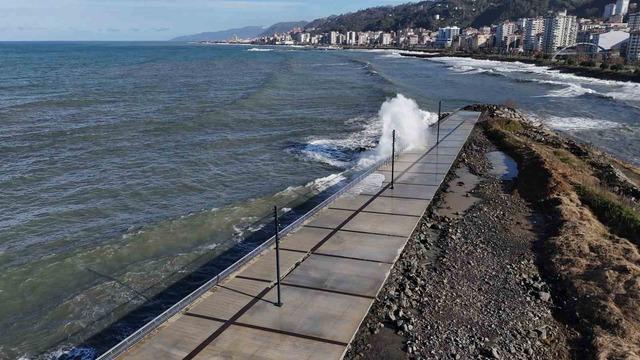 Karadeniz&rsquo;de dalgalar havadan g&ouml;r&uuml;nt&uuml;lendi 1