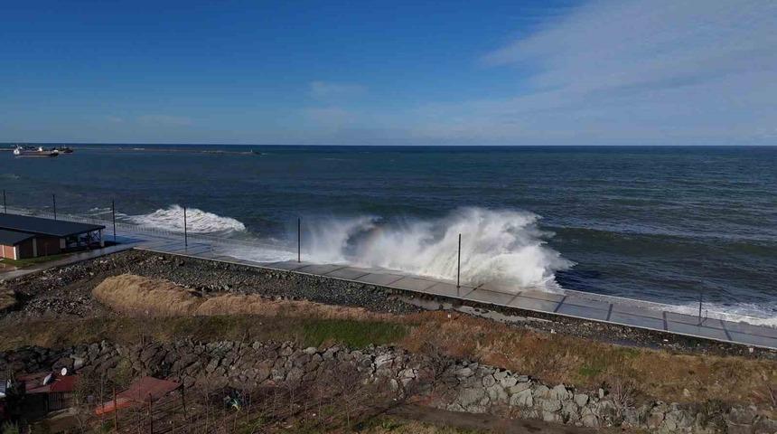Karadeniz&rsquo;de dalgalar havadan g&ouml;r&uuml;nt&uuml;lendi