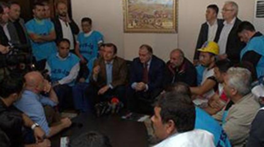 İşçiler Türk-İş'i işgal etti