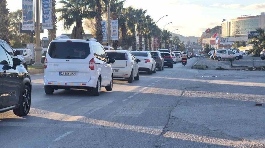 Bodrum&rsquo;da yeni yıl trafiği: "Uzun ara&ccedil; kuyrukları oluştu"