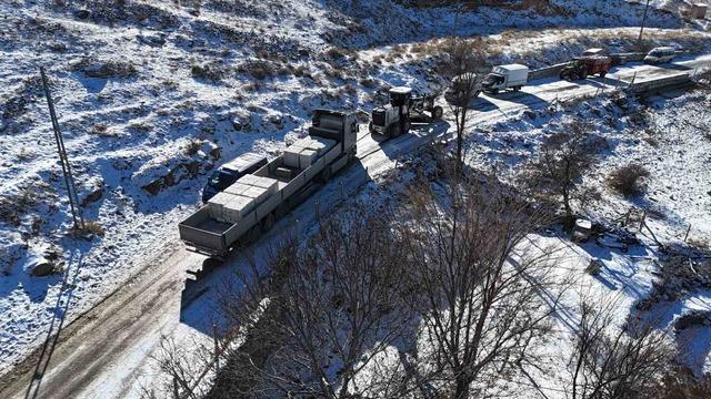 Yolda mahsur kalan tır, ekipler tarafından kurtarıldı 3