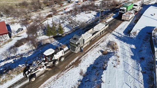Yolda mahsur kalan tır, ekipler tarafından kurtarıldı 2