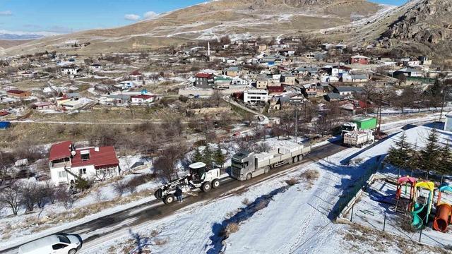 Yolda mahsur kalan tır, ekipler tarafından kurtarıldı 1