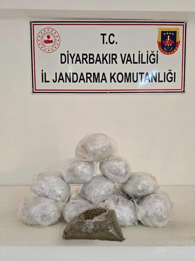 Diyarbakır&rsquo;da uyuşturucu operasyonu: 32 kilo esrar ele ge&ccedil;irildi 1