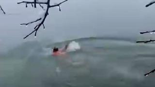 Karlı havada Dicle Nehri’ne daldı