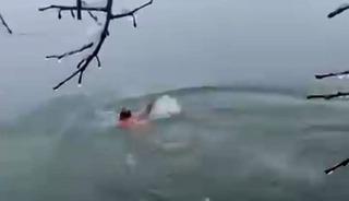 Karlı havada Dicle Nehri&rsquo;ne daldı