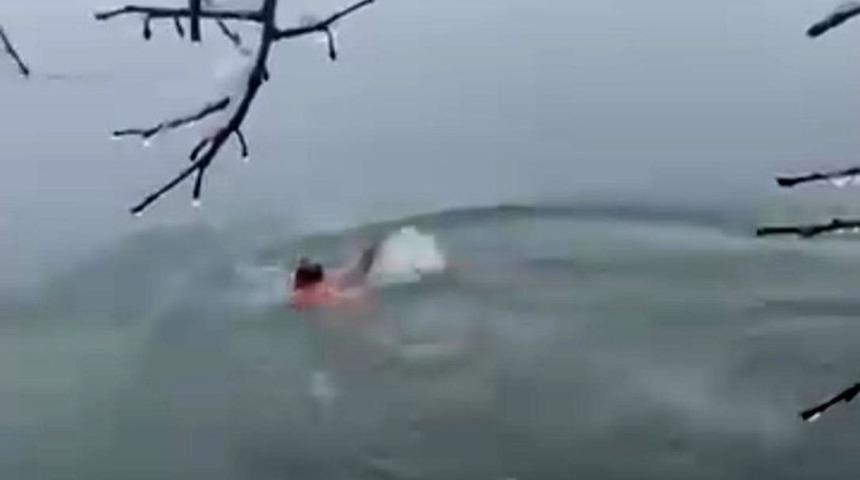 Karlı havada Dicle Nehri&rsquo;ne daldı