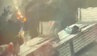 Hatay'da iş&ccedil;inin &uuml;zerine yıldırım d&uuml;şt&uuml;! Dehşet anları kamerada