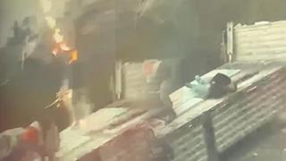 Hatay'da işçinin üzerine yıldırım düştü! Dehşet anları kamerada: Tam kendine çarpmış ya