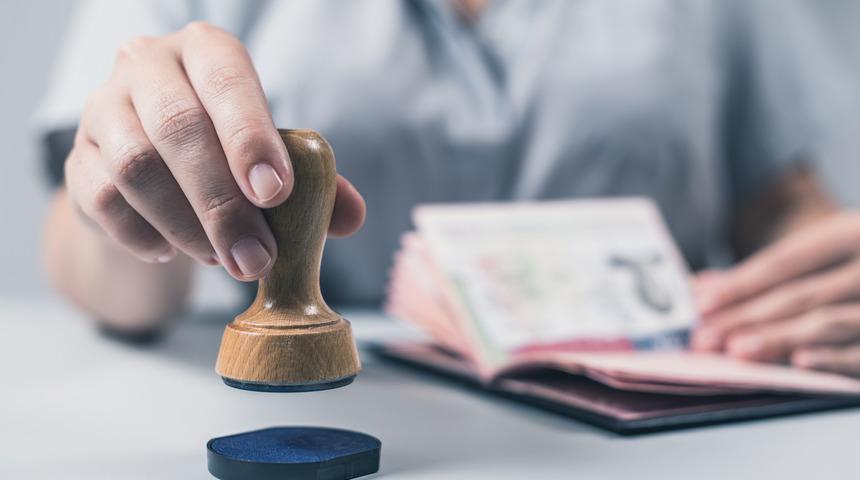 Vize, ge&ccedil;ici oturum, daimi oturum ve vatandaşlık: Haklar a&ccedil;ısından neler değişir, artıları ve eksileri nelerdir?