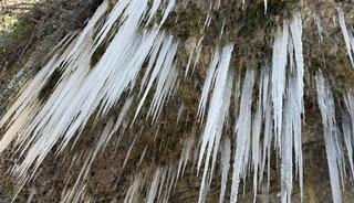 Yer: Adana! Metrelerce dev buz sarkıtları oluştu