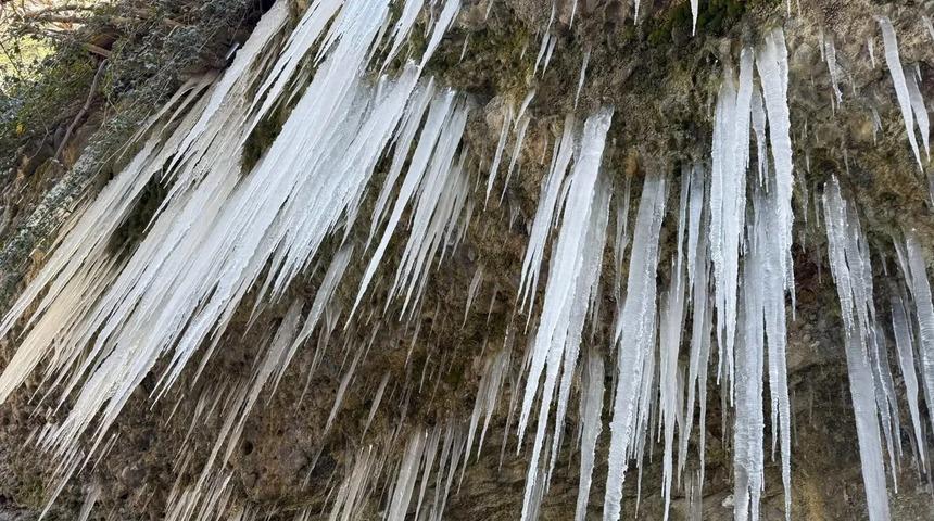 Yer: Adana! Metrelerce dev buz sarkıtları oluştu