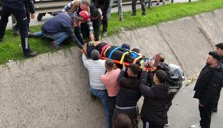 Yayaya yol veren motosikletliye otomobil &ccedil;arptı! Kanala u&ccedil;tu