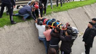 Yayaya yol veren motosikletliye otomobil çarptı! Kanala uçtu