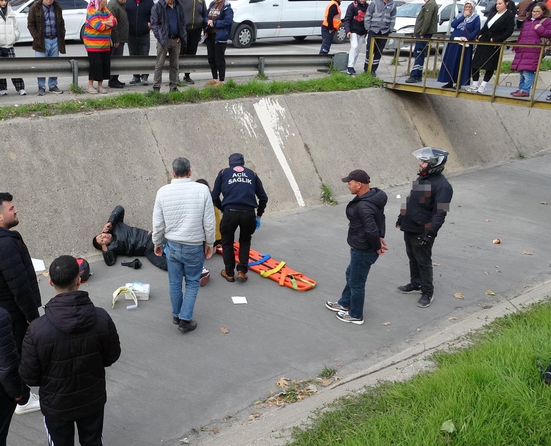 Yayaya yol veren motosikletliye otomobil çarptı! Kanala uçtu 4