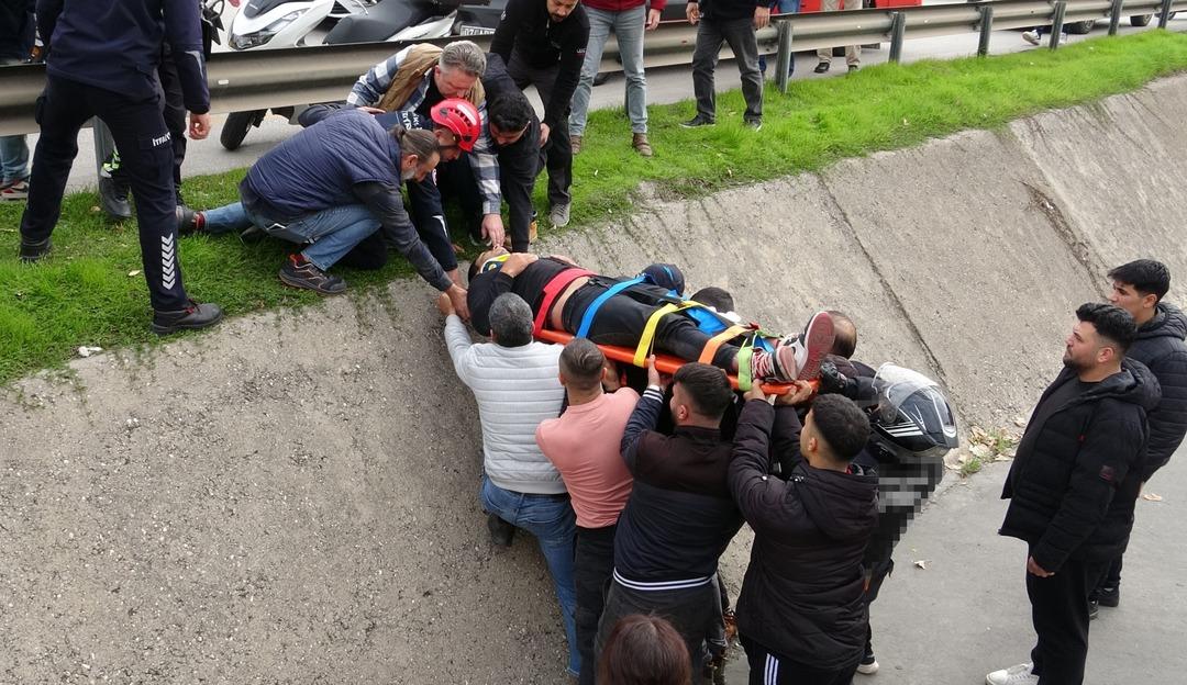 Yayaya yol veren motosikletliye otomobil çarptı! Kanala uçtu 3