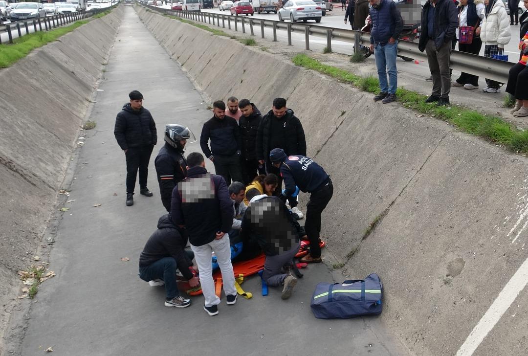 Yayaya yol veren motosikletliye otomobil çarptı! Kanala uçtu 2