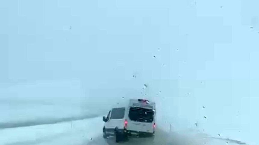 Siirt&rsquo;te minib&uuml;s&uuml;n kıl payı atlattığı kaza kamerada