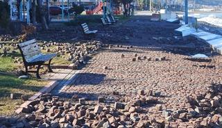 Samsun'da y&uuml;ksek dalgalar sahili aşındırdı