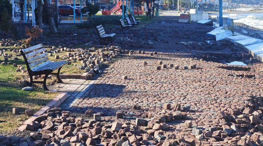 Samsun'da y&uuml;ksek dalgalar sahili aşındırdı