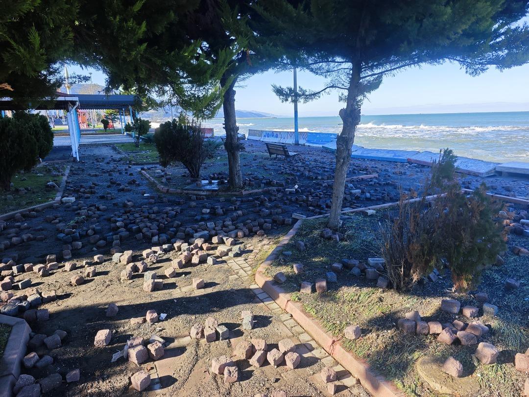 Samsun da y&uuml;ksek dalgalar sahili aşındırdı 1