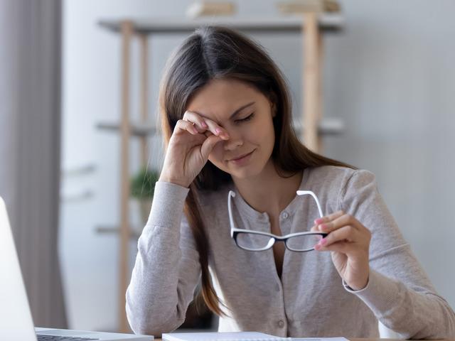 Kuru g&ouml;z neden artıyor? Uzmanlara g&ouml;re ekran, vitamin eksikliği ve g&ouml;zyaşı kalitesi birlikte etkili