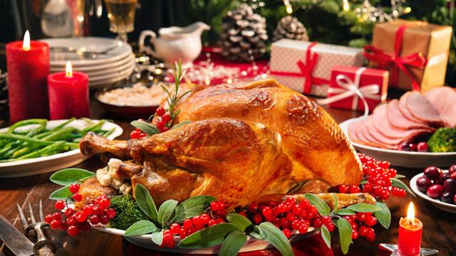 Hindinin içini böyle dolduranlar pişman olmadı! Fırında lokum gibi, sulu sulu et tarifi