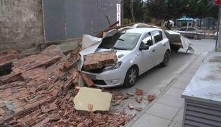 Maltepe&rsquo;de inşaatın istinat duvarı arabanın &uuml;zerine yıkıldı