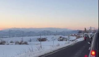 Diyarbakır&rsquo;da tır devrildi, yol ulaşıma kapandı