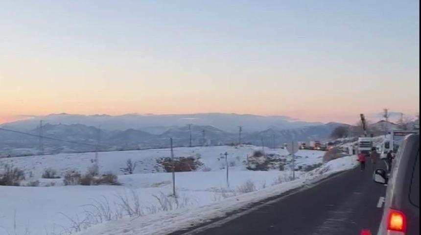 Diyarbakır&rsquo;da tır devrildi, yol ulaşıma kapandı