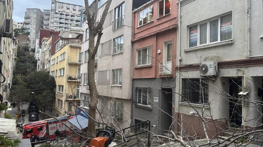 Beyoğlu'nda ağacın kırılan dalları binanın &uuml;zerine d&uuml;şt&uuml;
