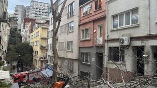 Beyoğlu'nda ağacın kırılan dalları binanın üzerine düştü
