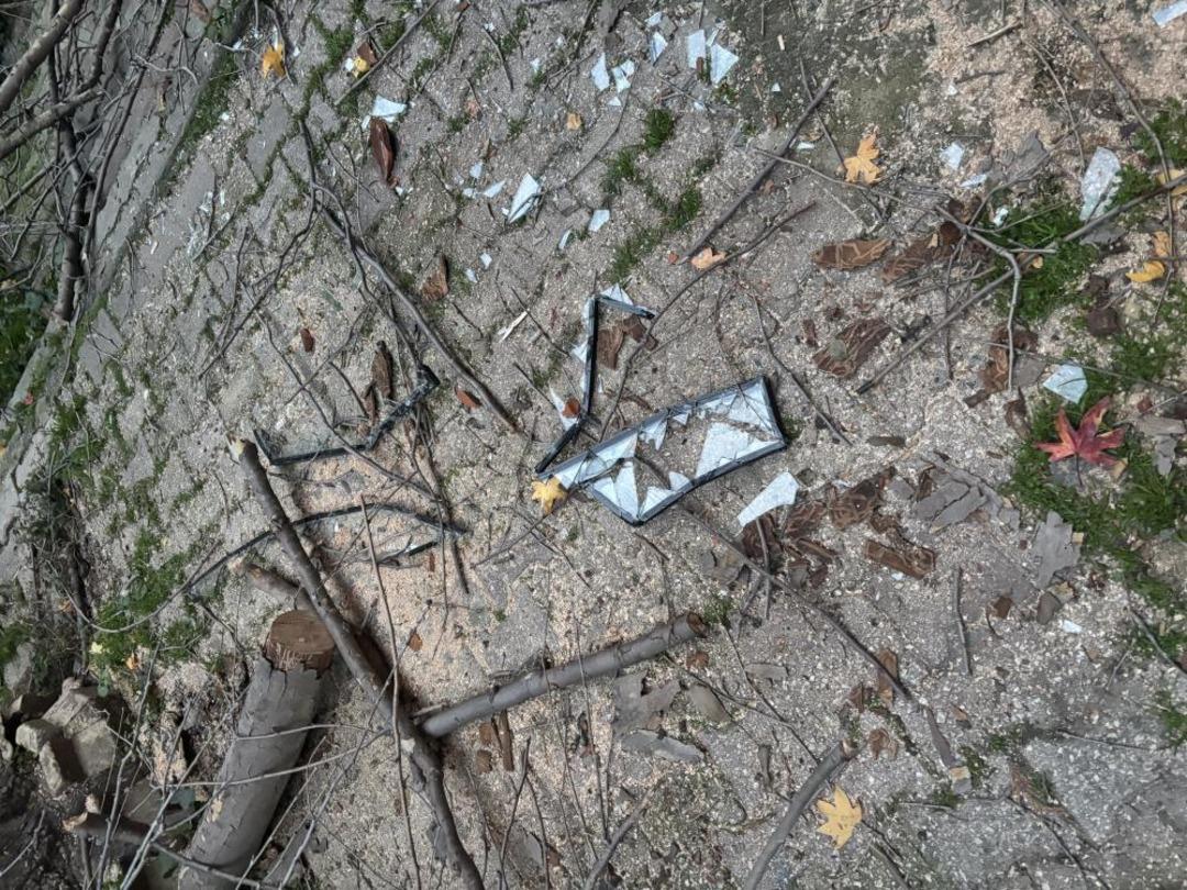 Beyoğlu nda ağacın kırılan dalları binanın &uuml;zerine d&uuml;şt&uuml; 2