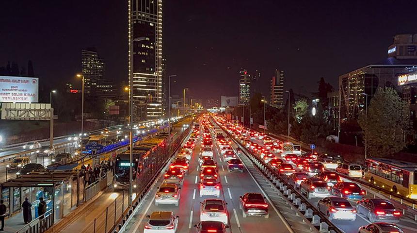 İstanbul&rsquo;da trafik yoğunluğu akşam saatlerinde y&uuml;zde 83&rsquo;e ulaştı