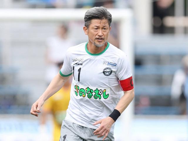 D&uuml;nyanın en yaşlı futbolcusu yeni s&ouml;zleşmeye imza attı!