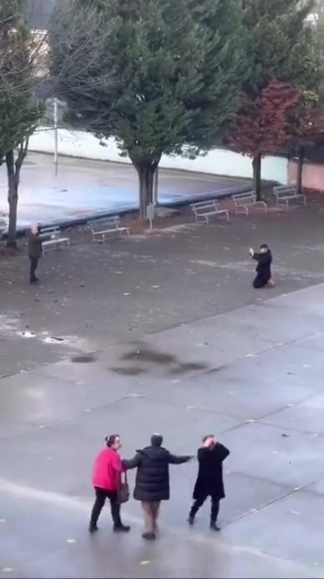 T&uuml;rkiye, okul bah&ccedil;esindeki bu g&ouml;r&uuml;nt&uuml;leri konuşmuştu: Baba ve şantajcı gen&ccedil; hakkında yeni gelişme 1