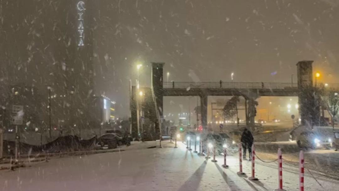 İstanbul da kar yağışı başladı! Okullar tatil olacak mı? Vali G&uuml;l a&ccedil;ıkladı 1